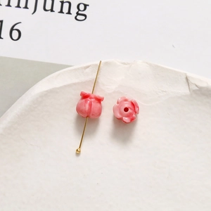 Makro-Detail von rosa Tulpenperlen mit Marmorierung für DIY-Schmuckherstellung
