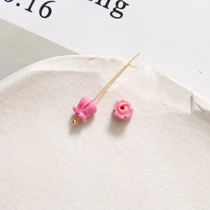 Makro-Detail von 6mm Maiglöckchen-Anhänger aus rosa Harz mit goldenem Metall-Stift