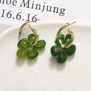 Boucles d'oreilles créoles dorées avec pendentifs fleurs en résine verte pour femmes
