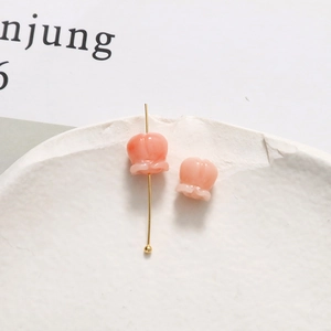 Makroaufnahme von Maiglöckchen-Anhängern aus Harz mit Marmorierung für DIY-Schmuck