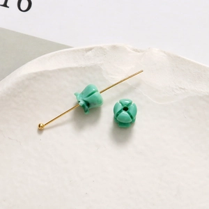 Detailaufnahme von 6mm Mini-Maiglöckchen-Blütenperlen aus Harz für DIY-Schmuckherstellung