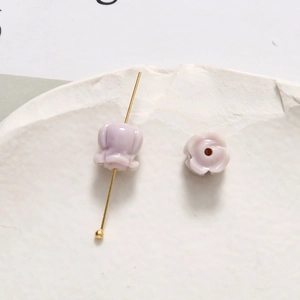 Detail von fliederfarbenen Maiglöckchenperlen für DIY-Schmuck mit Lochstruktur