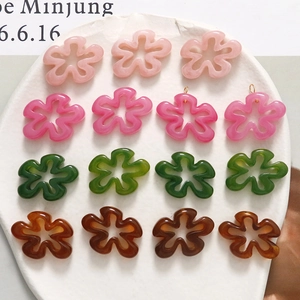 Breloques en Forme de Fleurs en Résine Évidées Irrégulières Pour la Fabrication de Bijoux DIY Boucles d'Oreilles Accessoires de Cheveux Coque de Téléphone Pièces Décoratives