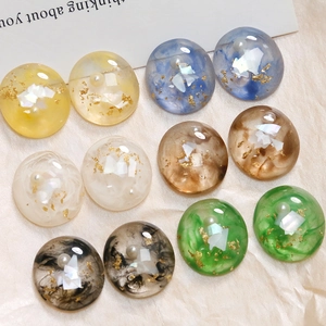 Heldere ronde harsbedels met marmerpatroon en goudfolie voor DIY sieraden maken