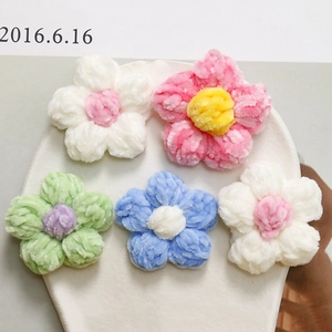 Set di cinque fiori di peluche colorati a maglia per fermagli per capelli e gioielli DIY