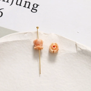 Detailansicht der 6mm rosa Maiglöckchen Perlen für die DIY-Schmuckherstellung im Makrostil