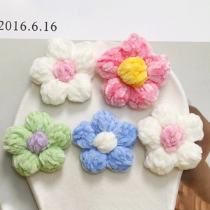 Fiori all'uncinetto fatti a mano in colori assortiti per artigianato e gioielli fai da te