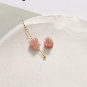 Nahaufnahme von 6mm Maiglöckchen-Anhänger in Rosa mit goldenem Stift für DIY-Schmuck
