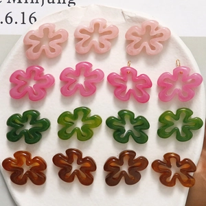 Pendentifs fleurs évidées en résine pour boucles d'oreilles DIY et bijoux de cheveux