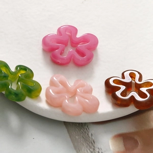 Détails macro de perles de fleurs en résine creuses aux couleurs vives et variées