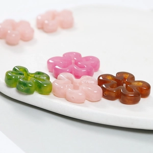 Gros plan de perles de fleurs en résine colorées au design creux pour bijoux DIY