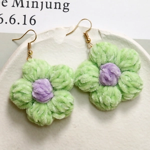 Orecchini a fiore verde all'uncinetto fatti a mano con anima viola e ganci dorati