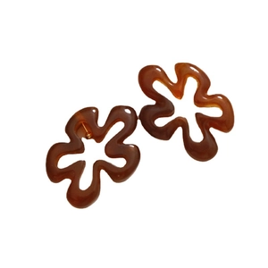 Paire de boucles d'oreilles fleurs évidées en résine ambre avec clous en métal doré
