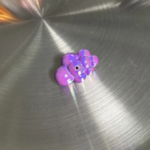 Macro d'une breloque nuage irisée violette avec finition AB pour la création de bijoux
