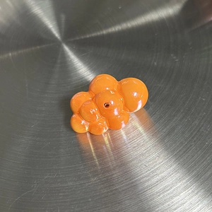 Détail d'une perle en acrylique orange en forme de nuage brillant pour bijoux DIY