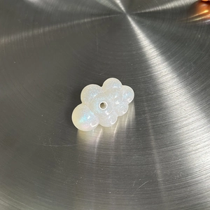 Vue détaillée d'une perle nuage en résine nacrée avec paillettes pour création de bijoux