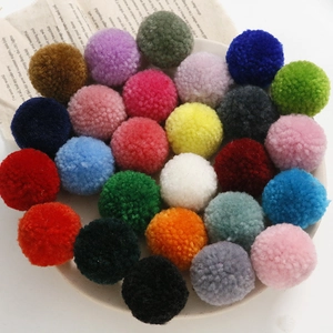 Kleurrijke gemengde knutselpompons voor handgemaakte accessoires en creatieve projecten