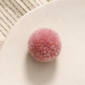 Gedetailleerde macro-opname van een zachte roze pompon voor DIY en accessoires