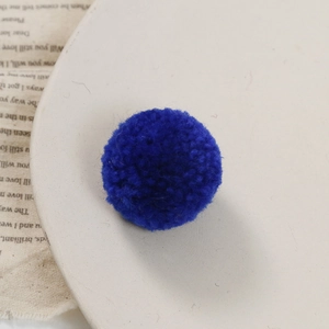 Gedetailleerde macro-opname van een donkerblauwe pluizige pompon voor creatieve DIY-projecten