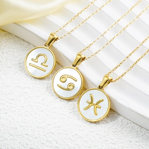 Collana in titanio placcato oro 18K con ciondoli zodiaco in madreperla su un supporto