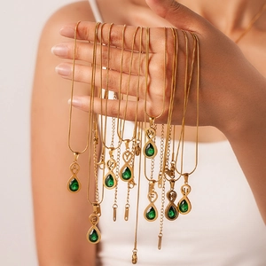 Collana vintage con lettere d'oro, smeraldo verde a goccia e simbolo infinito