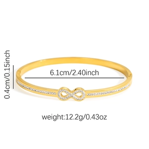 Detailweergave van gouden infinity-armband met breedte van 0,4 cm en diameter van 6,1 cm