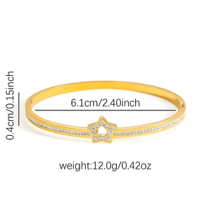 Detail van goudkleurige sterrenarmband met 6,1 cm diameter en fonkelende strassteentjes