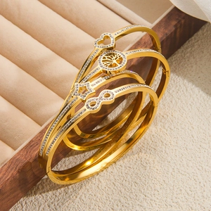 Set van 4 gouden roestvrijstalen armbanden met hart, levensboom, ster en infinity symbolen