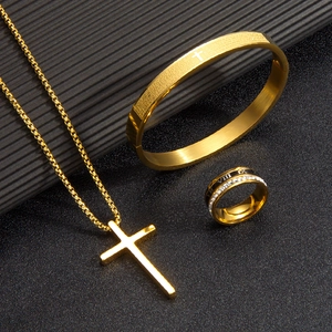 Set de joyas en acero dorado con collar de cruz, pulsera de escritura y anillo romano