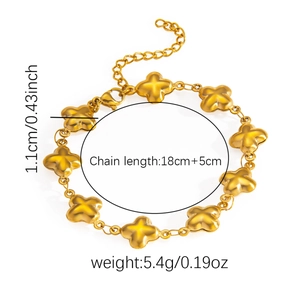 Detailansicht eines goldenen 3D-Kleeblatt-Armbands mit Längenangaben in cm