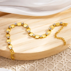 Elegantes Gold-Titanarmband mit eckigem Zirkonia und verstellbarer Verlängerungskette