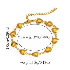 Detaillierte Nahaufnahme des goldenen Herz-Gliederarmbands mit mattem Finish und Karabiner