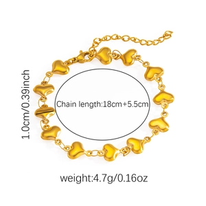 Detail eines goldenen Herzarmbands mit Maßen 18 cm Länge und 1 cm Herzbreite