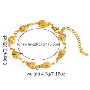 Detailansicht eines goldenen Muschelarmbands mit Karabinerverschluss und S.Steel-Logo