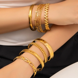 Set di bracciali a polsino aperti regolabili in acciaio al titanio dorato da donna