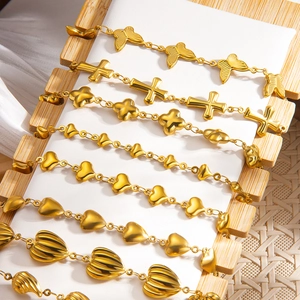 Elegante goldene Armbänder mit Herz- und Schmetterlingsanhängern auf einem Luxus-Display