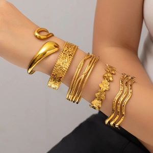 Set di cinque bracciali dorati aperti a forma di C con design vintage strutturati