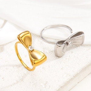 Elegante Schleifenringe in Gold und Silber mit Kristallen und verstellbarem Design