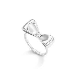 Eleganter silberner Schleifenring mit funkelndem Diamanten auf klarem weißem Hintergrund