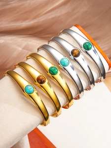 Gros plan de bracelets vintage en acier titane avec incrustations de malachite et turquoise