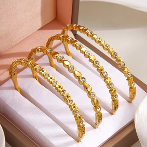 Vierteiliges vergoldetes Armband-Set mit Kleeblatt, Stern und Strasssteinen für Damen