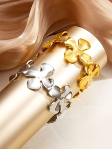 Detailweergave van brede klavertje vier armbanden met 18k goud en zilveren afwerking