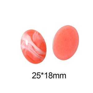 Vue macro détaillée de cabochons ovales en résine rose corail avec texture marbrée, 25x18mm