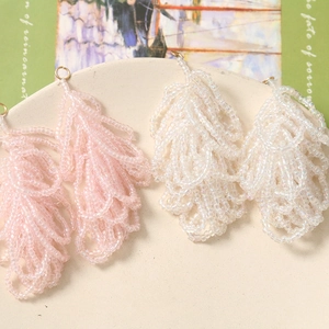 Handgefertigte Perlenblatt-Anhänger in Rosa und Weiß für DIY-Schmuckherstellung