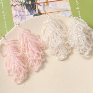 Handgefertigte Boho-Perlenanhänger in Federform in Rosa und Creme mit Metallringen für Schmuck