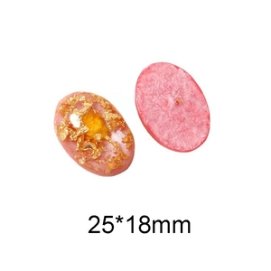 Detail von rosa Harz-Oval-Charm mit Goldfolie und getrockneten Blüten, Größe 25x18mm