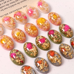 Retro-Harzanhänger in Ovalform mit echten Trockenblumen und Goldfolie für DIY-Schmuck