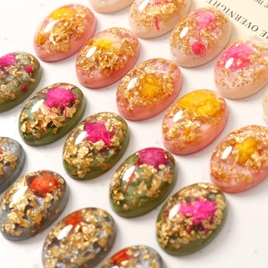 Vintage Harz-Anhänger in Oval mit Goldfolie und Trockenblumen für DIY-Schmuckbau