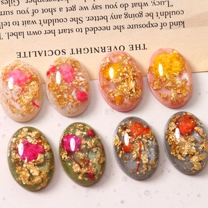 Detailansicht ovaler Harzanhänger mit Blattgold und getrockneten Blumen im Retro-Stil