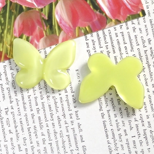 Gros plan de charms papillons en résine vert translucide pour bijoux DIY et accessoires cheveux